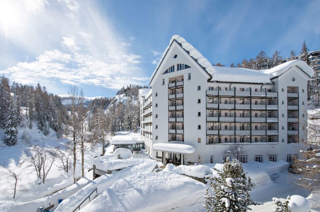 HotelSchweizerhof Arenas Aussen Winter GR CH jpg